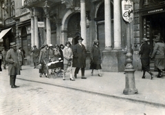 Szlovákia, Kassa, Fő utca (ulica Hlavná), a felvétel a régi városháza előtt készült., 1928, Bónis József, járókelő, babakocsi, Fortepan #225978