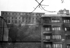 Hungary, Budapest I., Lánchíd utca, jobbra a 15-17 szám, háttérben a Királyi Palota (később Budavári Palota)., 1947, Bónis József, war damage, damaged building, Budapest, Fortepan #226010