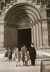 Magyarország, Rákospalota, Budapest XV., Bácska utca 3., Magyarok Nagyasszonya főplébánia., 1943, Fortepan/Album002, kalap, templom, csoportkép, diáksapka, sétabot, bélletes kapuzat, Budapest, Fortepan #22608