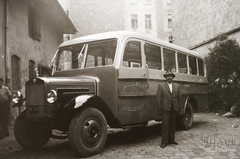 Magyarország, Budapest IX., Liliom utca 16. Licenc alapján gyártott MÁVAG-Mercedes-Benz N típusú autóbusz. A felépítményt Kamasz Lajos bognár, Hidas Ede lakatos, Harmat József nyerges és Hurgner János fényező kisiparosok készítették a Rákoshegyi Autóbuszközlekedési Vállalat számára. A jármű Kőbánya, Részvény sörfőző és Rákoshegy között közlekedett., 1940, Fortepan/Album002, autóbusz, magyar gyártmány, Mercedes-márka, MÁVAG-márka, licenc, Budapest, Fortepan #22611