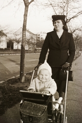 Hungary, Budapest XIV., Stefánia út, a hölgy vállánál a Jurisics Miklós utcai sarokház látszik., 1941, Fortepan/Album002, portrait, baby carriage, street view, gloves, cap, woman, handbag, kid, costume, Budapest, Fortepan #22612