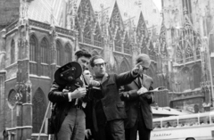 Austria, Vienna, Stock Im Eisen Platz, háttérben a Stephansdom / Szent István-székesegyház. Az MTV minkatársai, középen Kardos István szerkesztő-rendező-riporter, jobbra Kővári Péter szerkesztő., 1964, Szántó Ildikó, Fortepan #226121