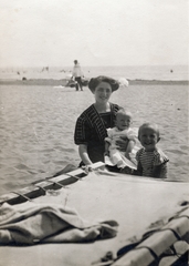 Italy, Venice, Lido., 1912, Szántó Ildikó, kids, hold in arms, mother, Fortepan #226126