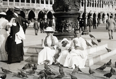 Italy, Venice, Szent Márk tér, háttérben a Dózse-palota., 1912, Szántó Ildikó, white dress, dove, Fortepan #226128