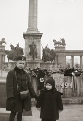 Magyarország, Budapest XIV., Hősök tere., 1942, Fortepan/Album002, horogkereszt, koszorú, lovas szobor, Bocskai-kabát, Budapest, szoborcsoport, Árpád-ábrázolás, Fortepan #22615