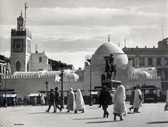 Algéria, Algír, Place des Martyrs (Place du Gouvernement), előtérben Ferdinand-Philippe d'Orléans, az Orléans-i herceg lovas szobra (Carlo Marochetti, 1844.), mögötte az Új Mecset (Dzsama El Dzsedid)., 1936, Szántó Ildikó, templom, lámpaoszlop, lovas szobor, Fortepan #226159