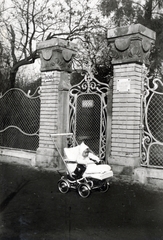 Hungary, Budapest IV., a felvétel a Vécsey Károly utca 108. szám alatti villa kapujánál készült., 1938, Csókay Ágnes, baby carriage, gate, forged steel door, Budapest, Fortepan #226179