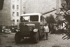 Magyarország, Budapest IX., Liliom utca 16. Licenc alapján gyártott MÁVAG-Mercedes-Benz N típusú autóbusz. A felépítményt Kamasz Lajos bognár, Hidas Ede lakatos, Harmat József nyerges és Hurgner János fényező kisiparosok készítették a Rákoshegyi Autóbuszközlekedési Vállalat számára. A jármű Kőbánya, Részvény sörfőző és Rákoshegy között közlekedett., 1940, Fortepan/Album002, autóbusz, magyar gyártmány, Mercedes-márka, MÁVAG-márka, licenc, Budapest, Fortepan #22618