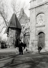 Magyarország, Városliget, Budapest XIV., Vajdahunyad vára, középen a történelmi főcsoport reneszánsz épülete melletti kapu., 1939, Csókay Ágnes, Budapest, Fortepan #226190