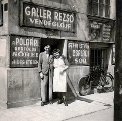 Magyarország, Budapest X., Horog utca - Bihari utca sarok, 12/a számú ház, a felvétel Geller Dezső vendéglője előtt készült., 1941, Csókay Ágnes, üzletportál, kerékpár, italbolt, büszkeség, Budapest, portré, Fortepan #226226