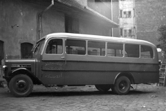 Magyarország, Budapest IX., Liliom utca 16. Licenc alapján gyártott MÁVAG-Mercedes-Benz N típusú autóbusz. A felépítményt Kamasz Lajos bognár, Hidas Ede lakatos, Harmat József nyerges és Hurgner János fényező kisiparosok készítették a Rákoshegyi Autóbuszközlekedési Vállalat számára. A jármű Kőbánya, Részvény sörfőző és Rákoshegy között közlekedett., 1940, Fortepan/Album002, autóbusz, magyar gyártmány, Mercedes-márka, MÁVAG-márka, licenc, Budapest, Fortepan #22623