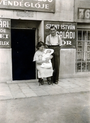 Magyarország, Budapest X., Bihari utca 12/a számú ház, a felvétel Geller Dezső vendéglője előtt készült., 1938, Csókay Ágnes, Budapest, üzletportál, pólya, büszkeség, vendéglő, kézben tartani, hárman, Fortepan #226240