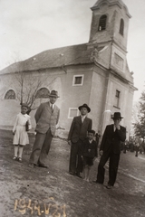 Hungary, Dág, Alexandriai Szent Katalin-templom., 1944, Fortepan/Album002, hat, kid, suit, girl, white dress, Fortepan #22627