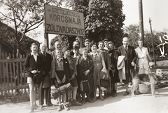 Hungary, Budapest II., Dombos (Szentkereszt) utca - Labdarózsa (Szent Szív) utca sarok, balra a háttérben özv. Stetz Józsefné korcsmája a Zöldvadászhoz., 1947, Fortepan/Album002, hospitality, dog, sign-board, tableau, Budapest, Fortepan #22629