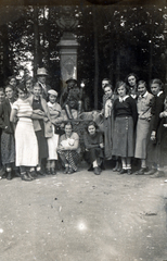 Poland,Tatry Wysokie, Zakopane, a felvétel az ulica Chałubińskiego - ulica Zamoyskiego találkozásánál álló Tytus Chałubiński és Jan Krzeptowski
emlékműve előtt készült., 1932, Fóris Gábor / Vastagh Miklós hagyatéka, tableau, Fortepan #226310