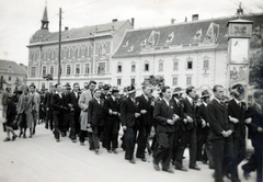 Magyarország,Balaton, Keszthely, Fő tér, ballagó diákok, háttérben a Premontrei gimnázium (később Vajda János Gimnázium) és rendház (később Premontrei Szakgimnázium, Technikum és Kollégium)., 1935, Fóris Gábor / Vastagh Miklós hagyatéka, ballagás, főtér, Fortepan #226328