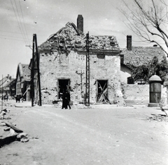 1946, Fóris Gábor / Vastagh Miklós hagyatéka, villanyoszlop, férfiak, háborús kár, épületkár, fekete ruha, Fortepan #226343