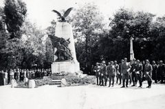 Magyarország, Cegléd, Széchenyi út - Rákóczi út sarok, Hősi emlékmű (Damkó József, 1927.), ma az I. és II. világháború hőseinek és áldozatainak emlékműve., 1940, Fóris Gábor / Vastagh Miklós hagyatéka, emlékmű, Fortepan #226387