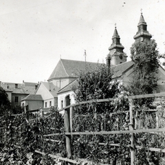 Magyarország, Debrecen, Szent Anna utca 17., a Debreceni Kegyestanítórendi Római Katolikus Calasanzi Szent József Gimnázium (később Szent József Óvoda, Általános Iskola, Gimnázium és Kollégium) kertje. Háttérben a Szent Anna-székesegyház., 1934, Fóris Gábor / Vastagh Miklós hagyatéka, Fortepan #226414