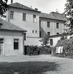 Magyarország, Debrecen, Varga utca 2., a Piarista rendház (később Szent József Kollégium) udvara., 1934, Fóris Gábor / Vastagh Miklós hagyatéka, Fortepan #226415