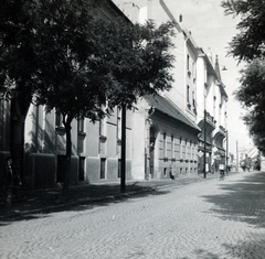 Magyarország, Debrecen, Varga utca, a felvétel az 5-ös számú épület a Theresianum árvaintézet (később Péchy Mihály Építőipari Technikum) előtt készült. Jobbra a távolban a Batthyány utca házsora látható., 1934, Fóris Gábor / Vastagh Miklós hagyatéka, utcakép, Fortepan #226421