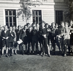 Magyarország, Debrecen, Szent Anna utca 17., a felvétel a Debreceni Kegyestanítórendi Római Katolikus Calasanzi Szent József Gimnázium (később Szent József Óvoda, Általános Iskola, Gimnázium és Kollégium) udvarán készült., 1934, Fóris Gábor / Vastagh Miklós hagyatéka, osztálykép, Fortepan #226424