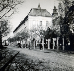 Magyarország, Debrecen, Varga utca, szemben a 2-es számú épület a Piarista rendház (később Szent József Kollégium). Háttérben jobbra a Szent Anna-székesegyház tornyai láthatók, 1934, Fóris Gábor / Vastagh Miklós hagyatéka, Fortepan #226426