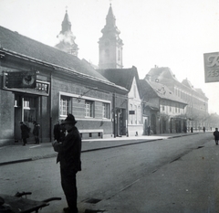 Magyarország, Debrecen, Batthyány utca. háttérben a Szent Anna-székesegyház, jobbra a Szent Anna utca sarkán álló Varga utca 2., a Piarista rendház (később Szent József Kollégium) épülete látható., 1938, Fóris Gábor / Vastagh Miklós hagyatéka, Fortepan #226428