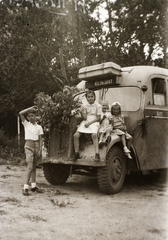 Hungary, Budapest, Budapestvidéki Autóbuszközlekedési Részvénytársaság (BART) Opel Blitz típusú autóbusza., 1946, Fortepan/Album002, bus, Gerrman brand, Opel-brand, flower decoration, girl, kid, number plate, sitting on a car, Fortepan #22643