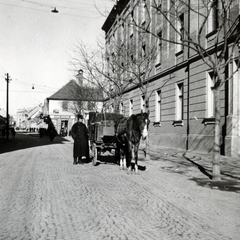 Magyarország, Debrecen, Varga utca a 2-es számú épület, a Piarista rendház (később Szent József Kollégium) előtt. Háttérben a Batthyány utca - Szent Anna utca sarkán álló épület látható., 1938, Fóris Gábor / Vastagh Miklós hagyatéka, Fortepan #226434