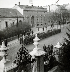 Magyarország, Debrecen, Szent Anna utca 17., a díszszázad a Debreceni Kegyestanítórendi Római Katolikus Calasanzi Szent József Gimnázium (később Szent József Óvoda, Általános Iskola, Gimnázium és Kollégium) előtt sorakozott fel., 1938, Fóris Gábor / Vastagh Miklós hagyatéka, Fortepan #226435