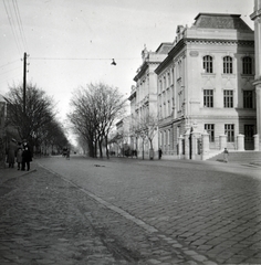 Magyarország, Debrecen, Szent Anna utca, a felvétel a Szent Anna-székesegyház előtt készült. Szemben a Debreceni Kegyestanítórendi Római Katolikus Calasanzi Szent József Gimnázium (később Szent József Óvoda, Általános Iskola, Gimnázium és Kollégium) épülete., 1938, Fóris Gábor / Vastagh Miklós hagyatéka, Fortepan #226436