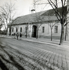 Magyarország, Debrecen, Szent Anna utca 21., római katolikus plébánia., 1938, Fóris Gábor / Vastagh Miklós hagyatéka, utcakép, kockakő, iskolatáska, Fortepan #226439