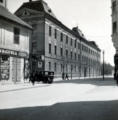 Magyarország, Debrecen, Batthyány utca, szemben a Szent Anna utcai kereszteződésnél a Varga utca 2., a Piarista rendház (később Szent József Kollégium) épülete., 1938, Fóris Gábor / Vastagh Miklós hagyatéka, Fortepan #226441