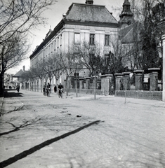 Magyarország, Debrecen, Varga utca, szemben a 2-es számú épület a Piarista rendház (később Szent József Kollégium). Háttérben jobbra a Szent Anna-székesegyház tornyai láthatók, 1938, Fóris Gábor / Vastagh Miklós hagyatéka, kerékpár, Fortepan #226443