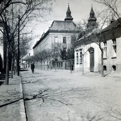 Magyarország, Debrecen, Varga utca, szemben a 2-es számú épület a Piarista rendház (később Szent József Kollégium). Háttérben jobbra a Szent Anna-székesegyház tornyai láthatók, 1938, Fóris Gábor / Vastagh Miklós hagyatéka, Fortepan #226445