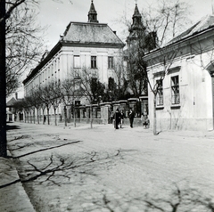 Magyarország, Debrecen, Varga utca, szemben a 2-es számú épület a Piarista rendház (később Szent József Kollégium). Háttérben jobbra a Szent Anna-székesegyház tornyai láthatók, 1938, Fóris Gábor / Vastagh Miklós hagyatéka, Fortepan #226446