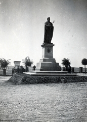 Hungary, Pannonhalma, (Győrszentmárton), a Pannonhalmi Bencés Főapátság udvara, Szent Asztrik szobra (Jankovits Gyula, 1897.)., 1936, Fóris Gábor / Vastagh Miklós hagyatéka, sculpture, Fortepan #226466