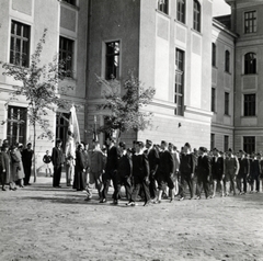 Hungary, Debrecen, Szent Anna utca 17., a felvétel a Debreceni Kegyestanítórendi Római Katolikus Calasanzi Szent József Gimnázium (később Szent József Óvoda, Általános Iskola, Gimnázium és Kollégium) udvarán készült., 1936, Fóris Gábor / Vastagh Miklós hagyatéka, Fortepan #226476