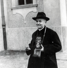 Hungary, Debrecen, 1936, Fóris Gábor / Vastagh Miklós hagyatéka, portrait, hat, camera, Voigtländer-brand, priest, Fortepan #226480