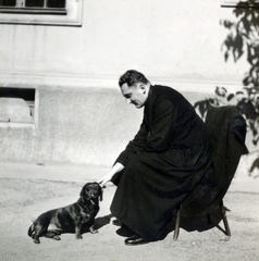 Hungary, Debrecen, 1936, Fóris Gábor / Vastagh Miklós hagyatéka, portrait, dog, priest, cassock, Dachshund, Fortepan #226482