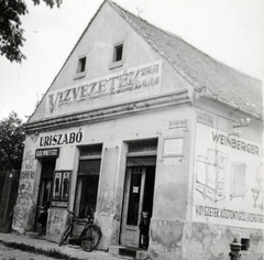 Hungary, Debrecen, Baltazár Dezső utca 5., jobbra a Hüvelyes utca. Ebben a házban lakott diákkorában (1801-1809 között) Kölcsey Ferenc., 1936, Fóris Gábor / Vastagh Miklós hagyatéka, store display, bicycle, Fortepan #226492