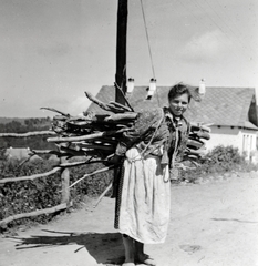 1937, Fóris Gábor / Vastagh Miklós hagyatéka, portré, mezítláb, szegénység, tüzelő, Fortepan #226501