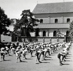 Magyarország, Debrecen, Szent Anna utca 17., a felvétel a Debreceni Kegyestanítórendi Római Katolikus Calasanzi Szent József Gimnázium (később Szent József Óvoda, Általános Iskola, Gimnázium és Kollégium) udvarán készült., 1937, Fóris Gábor / Vastagh Miklós hagyatéka, torna, Fortepan #226508