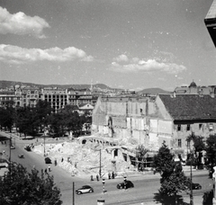 Magyarország, Budapest V.,Budapest VI., kilátás az Anker-házból az Erzsébet (Sztálin) tér felé, szemben a Kemnitzer ("Két török") ház bontása., 1946, Fortepan/Album075, Budapest, sínpálya, lámpaoszlop, háborús kár, épületkár, fa, járókelő, automobil, Fortepan #226525