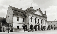 Szlovákia, Késmárk, Hlavné námestie (korábban Kossuth Lajos utca) Városi Nagyszálló / Reduta épülete mögött a Városháza tornya látható., 1956, Alföldy Mari, automobil, középület, szálloda, Fortepan #226565