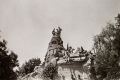 Hungary, Gödöllő, Erzsébet-park, Zala György szobrász tervei alapján készült sziklahalom (Erzsébet királyné szobra mögött), tetején fehér mészkőből faragott királyi koronával., 1941, Fortepan/Album002, excursion, flag, label, monument, boys, rock, György Zala-design, sitting on a rock, Fortepan #22657