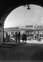 Szlovákia, Eperjes, Fő utca, az egykori Városháza (később Bormúzeum) átjárója, szemben a Rákóczi-ház., 1956, Alföldy Mari, középület, Fortepan #226572