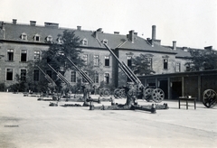 Magyarország, Budapest IX., Haller utca 7-9., a Magyar Királyi Folyamőrség légvédelmi gépágyúi., 1933, Alföldy Mari, laktanya, légvédelmi ágyú, légvédelem, Budapest, Fortepan #226597