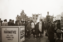 Hungary, Budapest XIV., a Harmatvíz reklámja és a kiállítás látogatói mögött a Sió tündér regéje szoborcsoport és szökőkút Mátray Lajos György szobrászművész alkotása (1896). Jobbra a Szent Lukács gyógyfürdő kristály-forrás vízének reklám csatosüvege., 1941, Fortepan/Album002, ad, swastica, international fair, kid, Budapest, Fortepan #22660